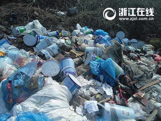 本網(wǎng)調(diào)查：三門縣環(huán)港公路兩側(cè)傾倒50余噸固廢 目前已清理