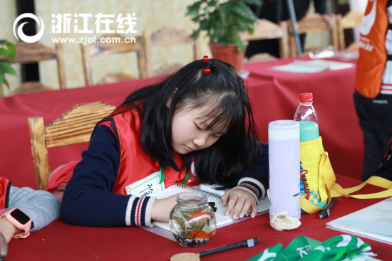 環保小衛士認真記錄今天的活動.JPG